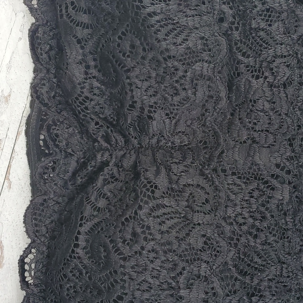 5/$30 ๐ Flirtitude | Black Lace Strapless Bandeau Bra With Convertible Straps - Picture 3 of 10
